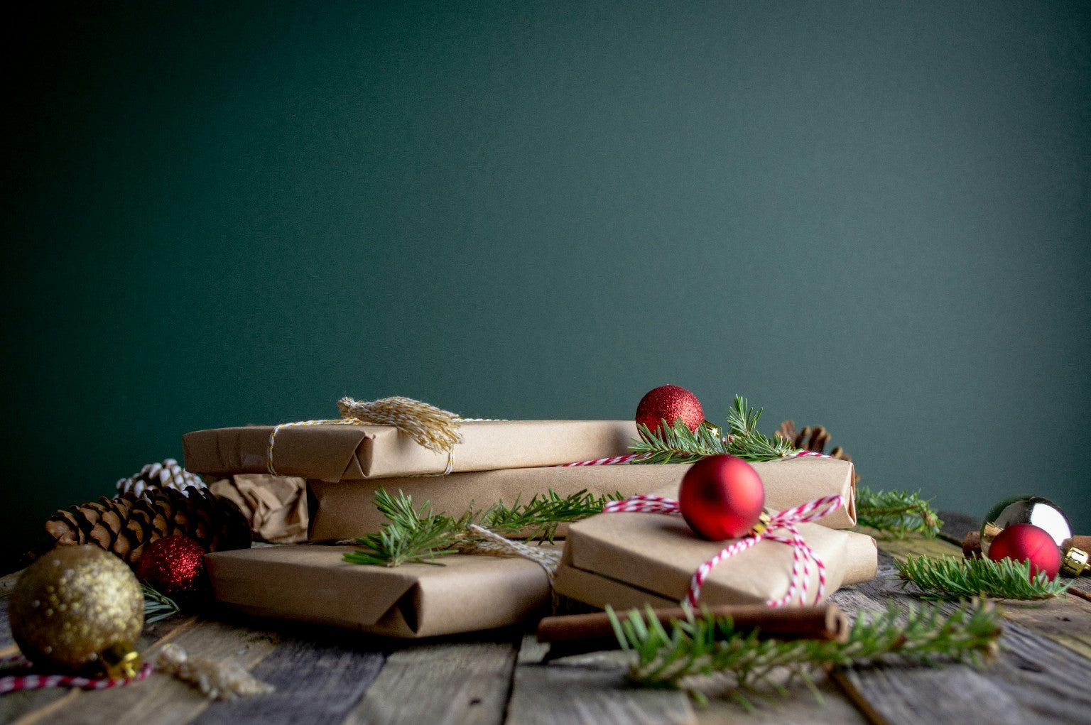 Kerstcadeaus met dennentakken en kerstballen
